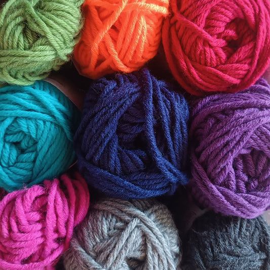 9 Wollknäuel in verschiedenen Farben