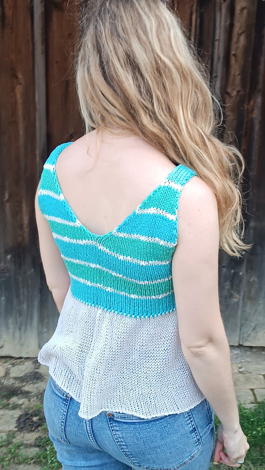 Lisa steht mit dem Rücken zur Kamera, die offenen Haare liegen über der rechten Schulter nach vorne. Sie trägt Jeans und das Peplum-Top. Der Rücken hat denselben tiefen V-Ausschnitt wie die Vorderseite, Streifen im oberen Teil und ein locker fallendes Schößchen unten.